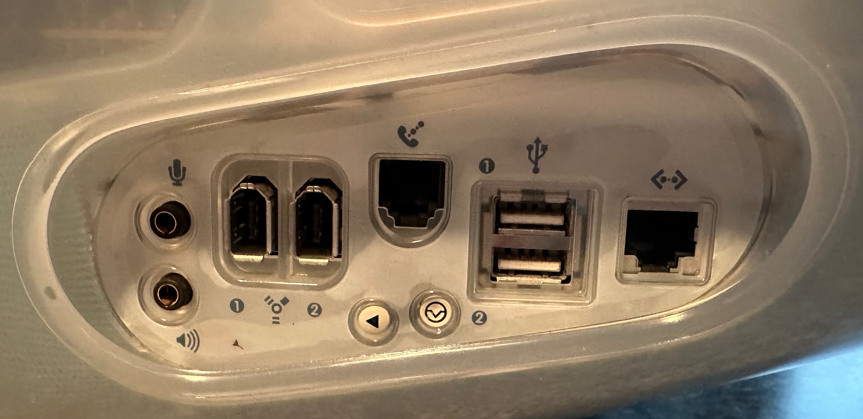 iMac G3 ports